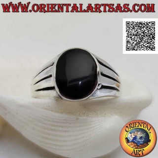 Anillo de plata lisa con ónix ovalado al ras del borde y línea horizontal de triple media luna grabada en los lados