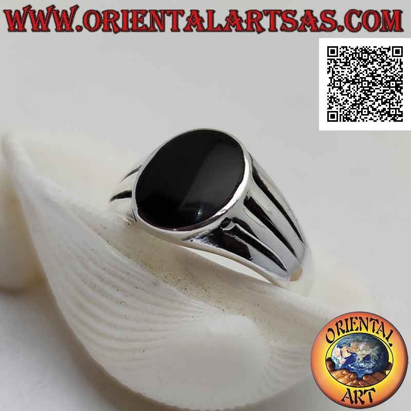 Anello in argento liscio con onice ovale a filo bordo e tripla linea orizzontale crescente incisa sui lati