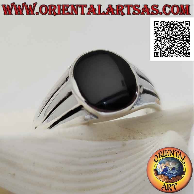 Anello in argento liscio con onice ovale a filo bordo e tripla linea orizzontale crescente incisa sui lati