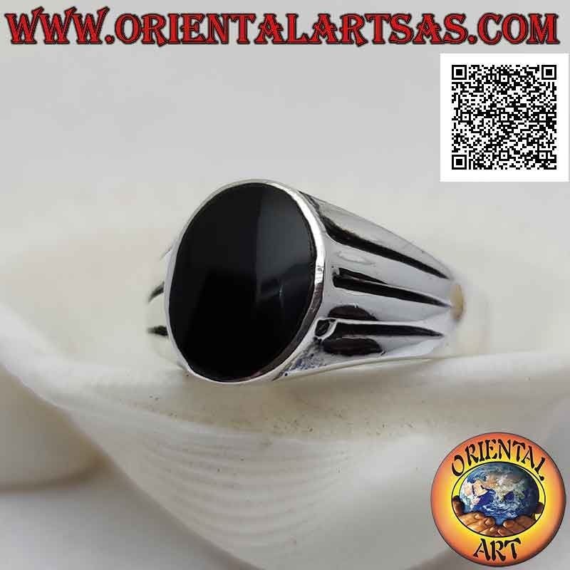 Smooth silver ring with oval onyx flush with the edge and triple crescent horizontal line engraved on the sides