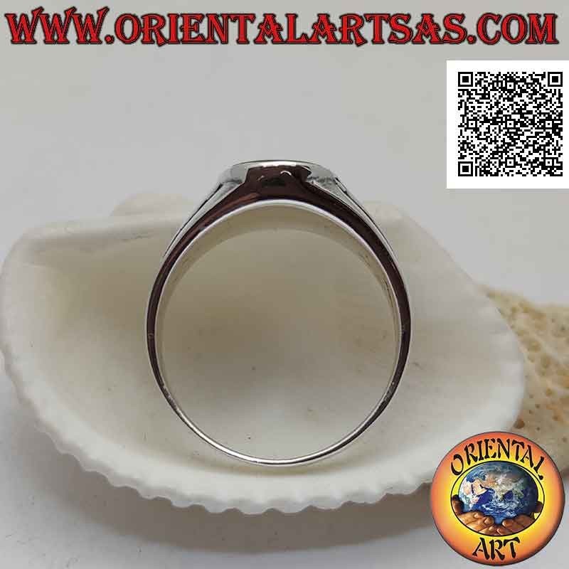 Anello in argento liscio con onice ovale a filo bordo e tripla linea orizzontale crescente incisa sui lati