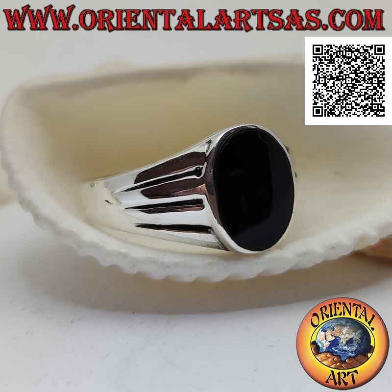 Smooth silver ring with oval onyx flush with the edge and triple crescent horizontal line engraved on the sides