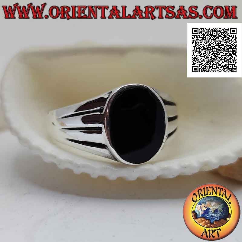 Smooth silver ring with oval onyx flush with the edge and triple crescent horizontal line engraved on the sides