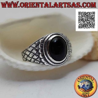 Anillo de plata con ónix cabujón ovalado y líneas grabadas con efecto "paja tejida" en los laterales