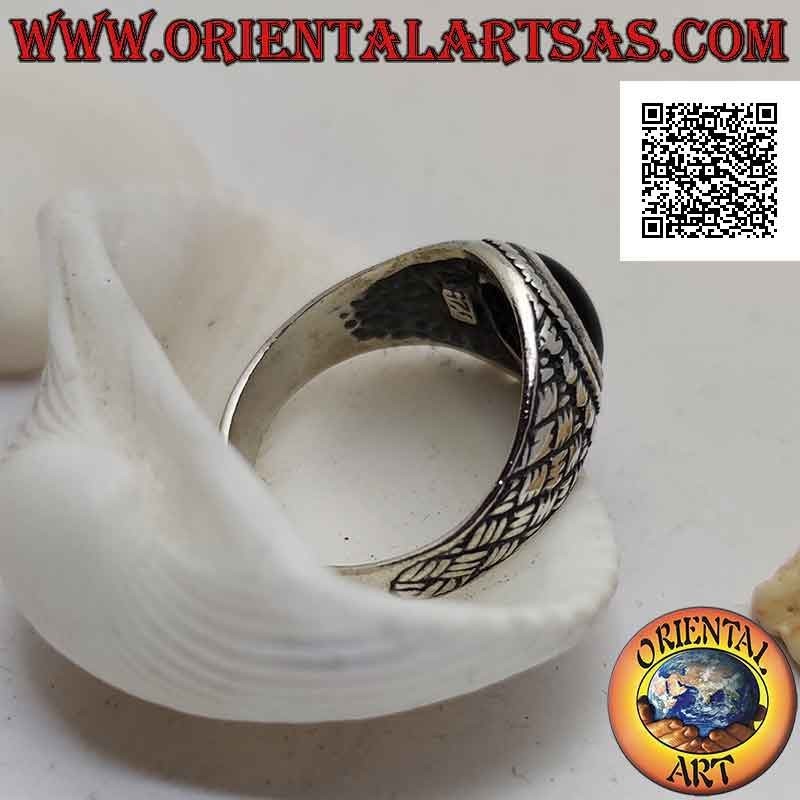 Silver ring with oval cabochon onyx and "woven straw" effect engraved lines on the sides