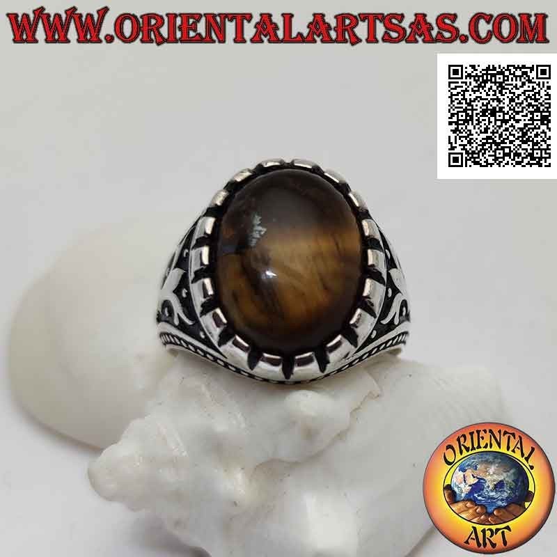 Anello in argento con occhio di tigre ovale cabochon e albero e palline in bassorilievo sui lati