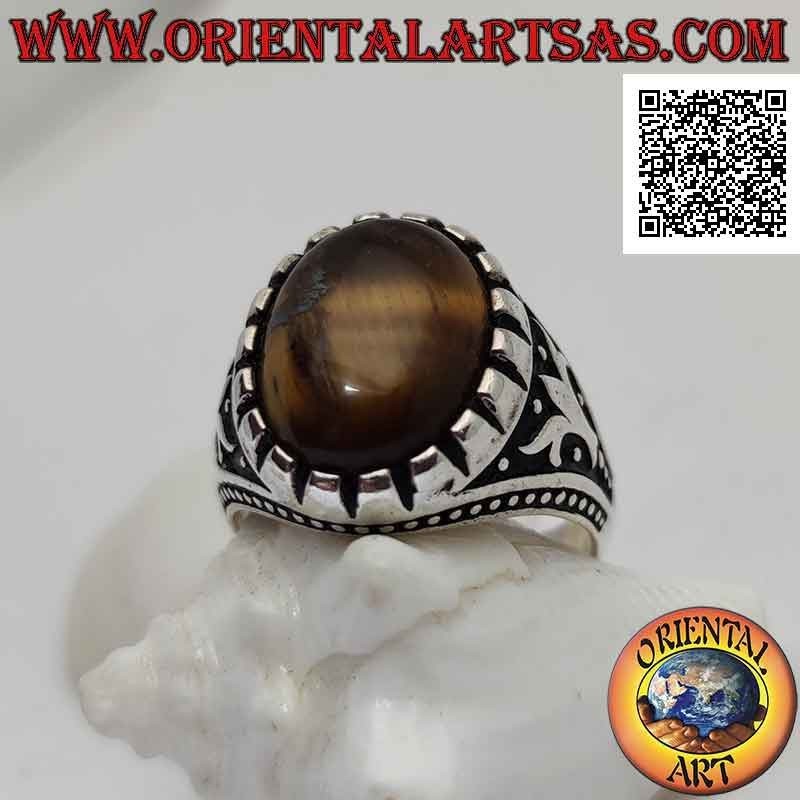 Anillo de plata con ojo de tigre ovalado cabujón y árbol y bolas en bajorrelieve en los laterales