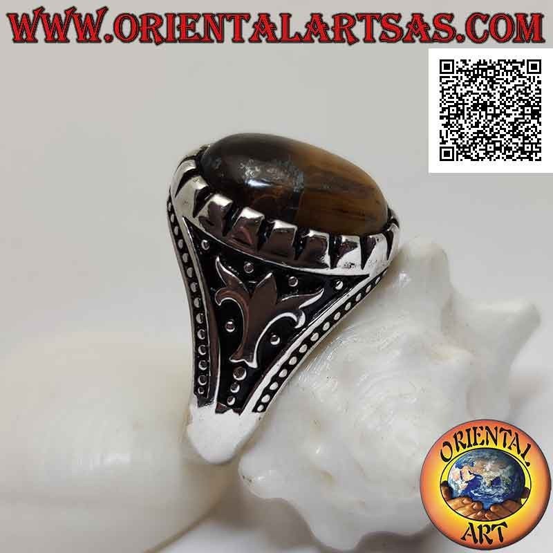 Anillo de plata con ojo de tigre ovalado cabujón y árbol y bolas en bajorrelieve en los laterales