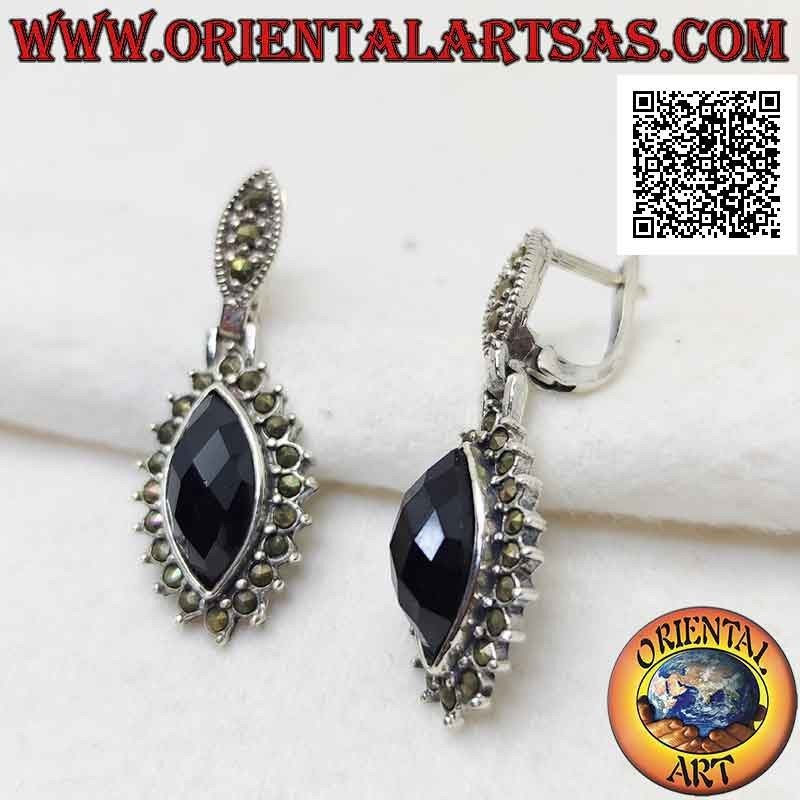Boucles d'oreilles en argent avec onyx navette facetté entouré de marcassite incrustée (serrure à levier)