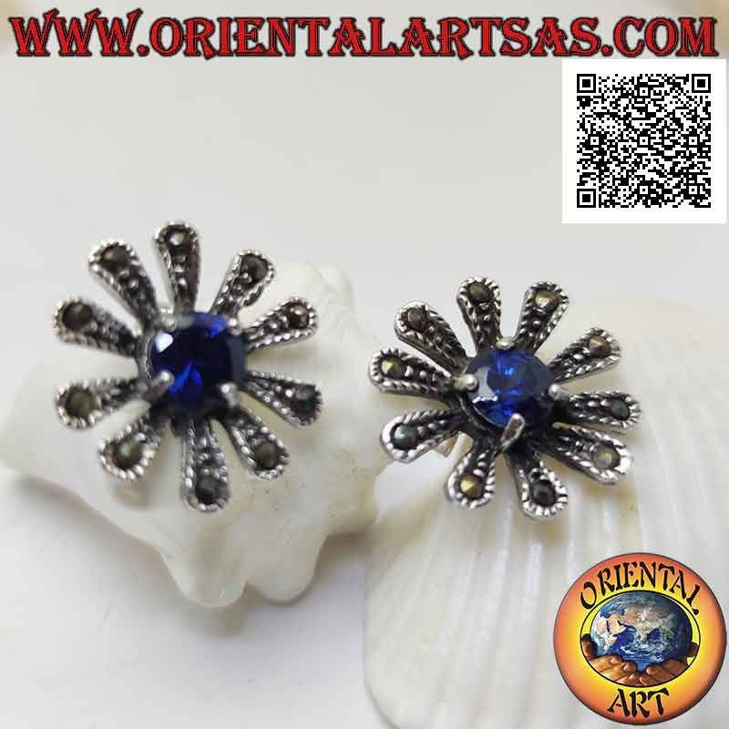 Orecchini in argento da lobo grande margherita tempestata di marcassite e zaffiro di sintesi tondo centrale