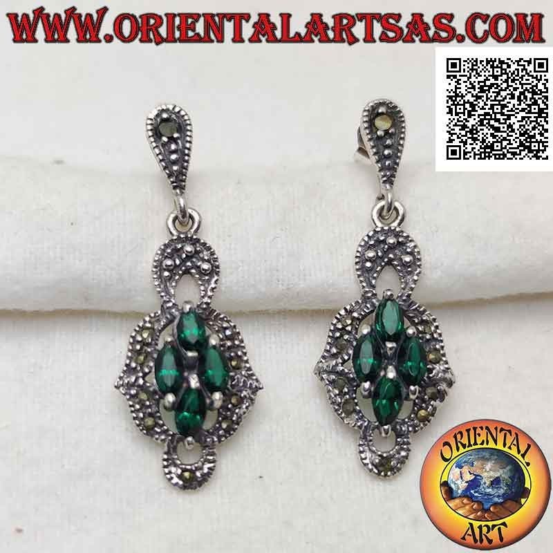 Boucles d'oreilles lobe en argent avec composition rhomboïde de 4 émeraudes navettes synthétiques entourées de marcassite