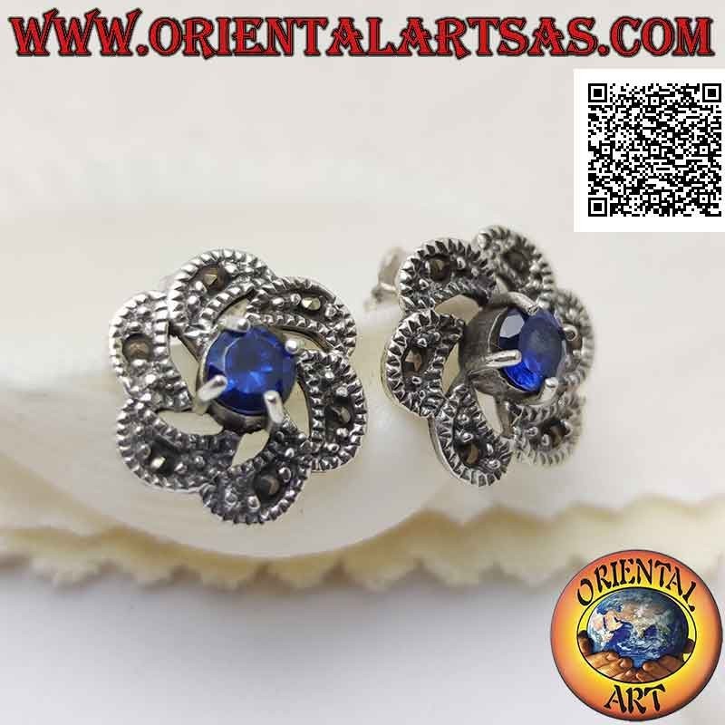 Orecchini in argento da lobo con zaffiro di sintesi tondo al centro di un movimento concentrico e marcassite