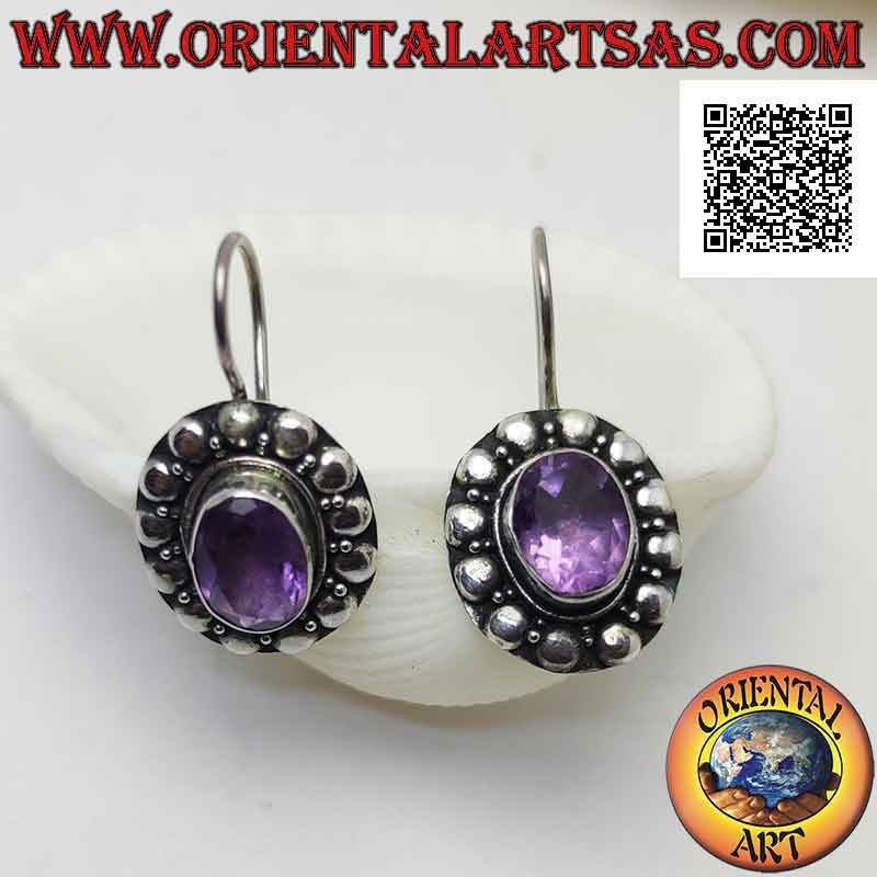 Orecchini in argento a monachella con ametista ovale sfaccettata contornata da intreccio e borchie