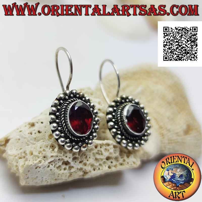 Pendientes colgantes de plata con granate ovalado facetado rodeado de entrelazados y bolas