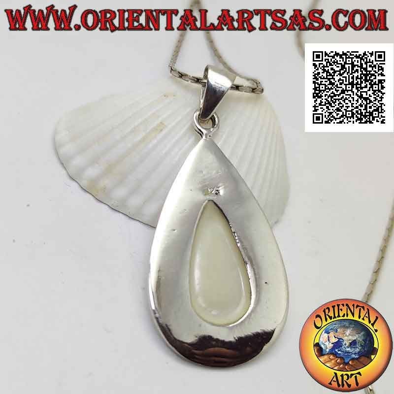 Pendentif en argent avec nacre en forme de poire sertie au ras du bord sur une monture lisse