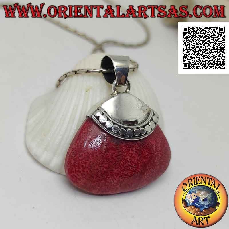 Pendentif en argent avec madrepora rouge (corail) avec trapèze arrondi et crochet lisse avec une rangée de clous