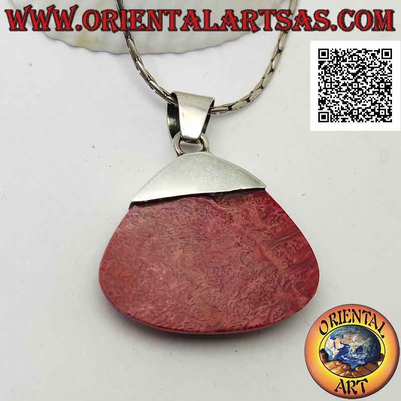 Pendentif en argent avec madrepora rouge (corail) avec trapèze arrondi et crochet lisse avec une rangée de clous
