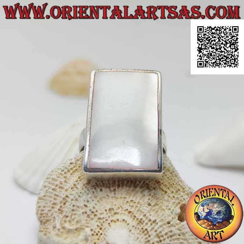 Anillo de plata con nácar rectangular al ras con el borde en una banda lisa