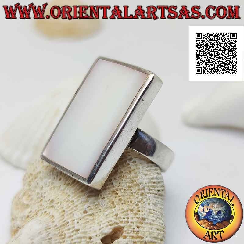 Bague en argent avec nacre rectangulaire au ras du bord sur une bande lisse