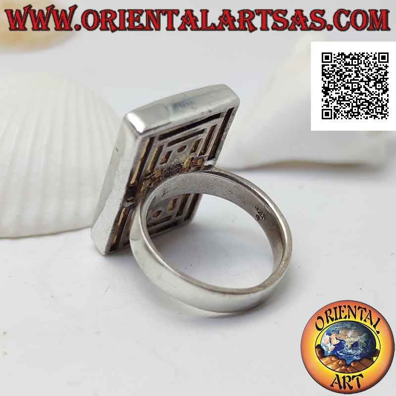 Bague en argent avec nacre rectangulaire au ras du bord sur une bande lisse