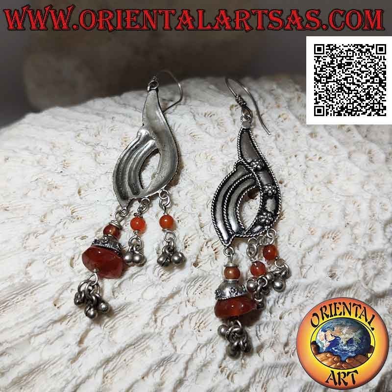 Boucles d'oreilles en argent avec plaque à pendentif avec fleurs en relief et fragments de cornaline naturelle suspendus