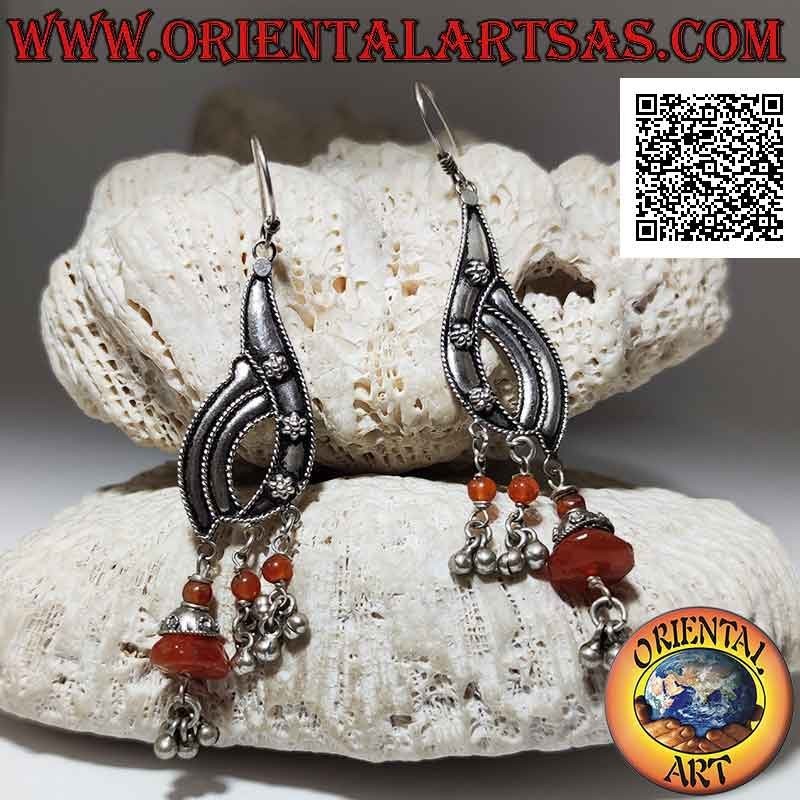 Boucles d'oreilles en argent avec plaque à pendentif avec fleurs en relief et fragments de cornaline naturelle suspendus