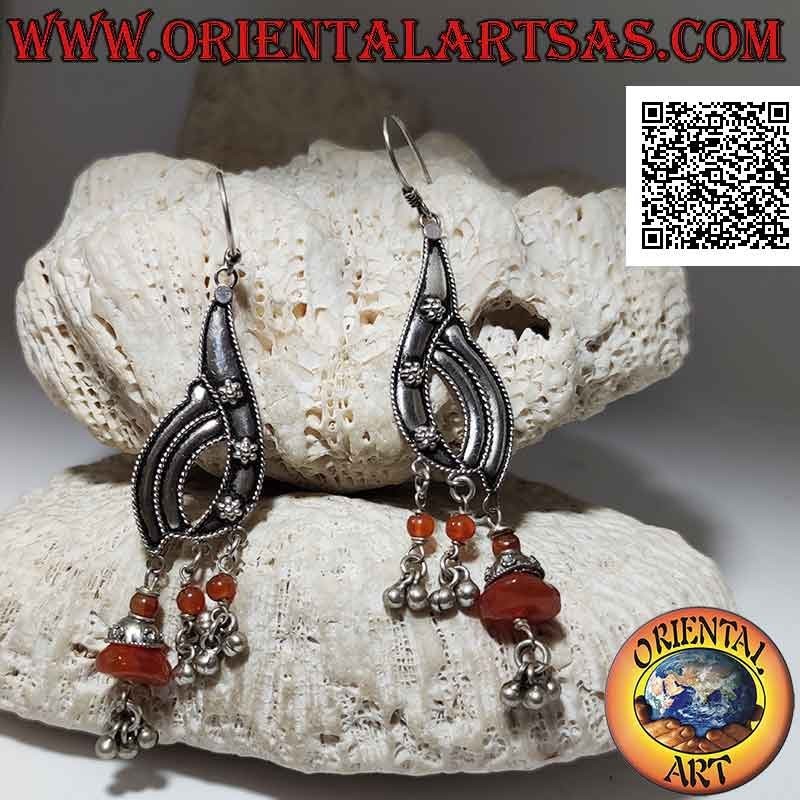 Pendientes de plata con placa colgante con flores en relieve y fragmentos de cornalina natural colgando