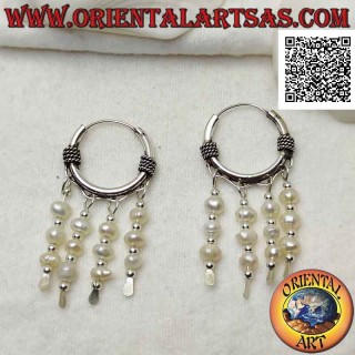 Boucle d'oreille en argent, cercle travaillé 18 mm avec entrelacs torsadés et rang de trois perles d'eau douce pendantes