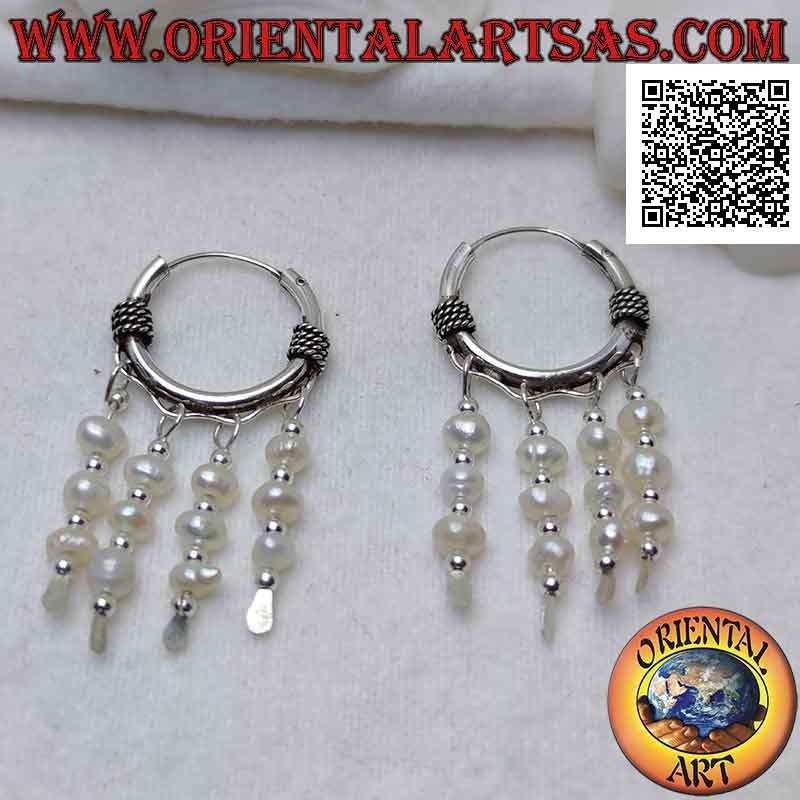 Silberohrring, 18 mm Kreis mit gedrehter Verflechtung und Reihe von drei hängenden Süßwasserperlen