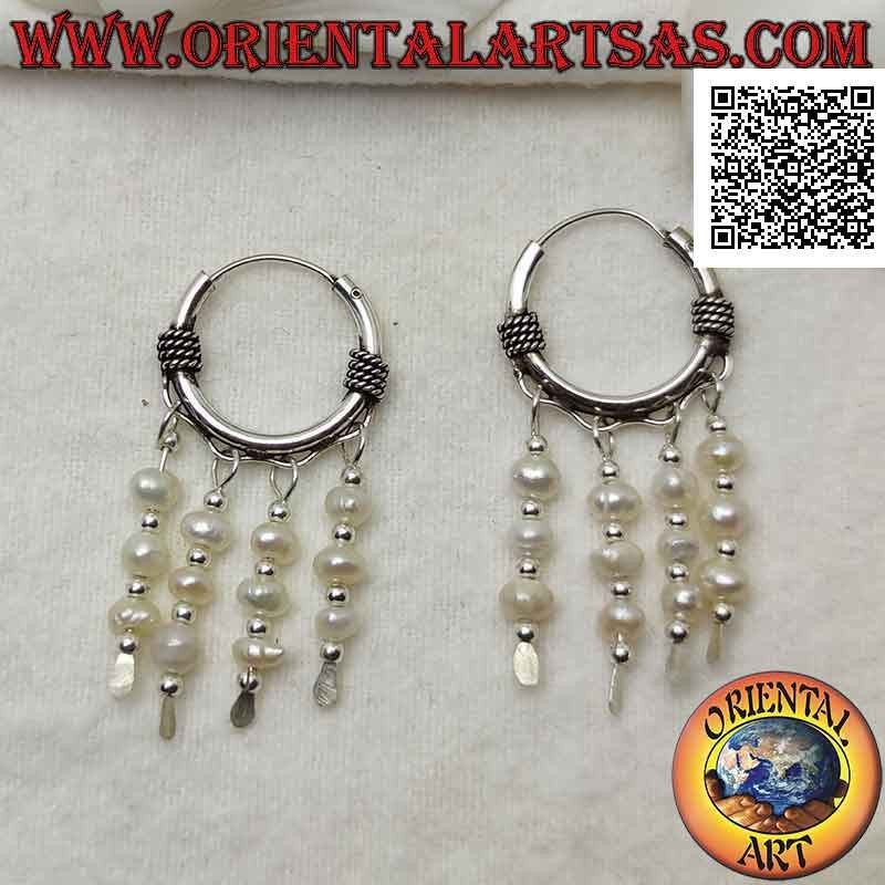 Pendiente de plata, círculo trabajado de 18 mm con entrelazado retorcido y hilera de tres perlas de agua dulce colgantes