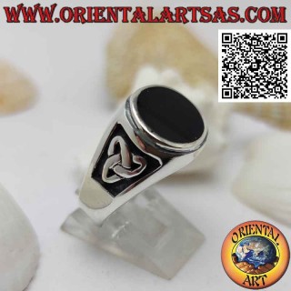 Bague en argent avec onyx rond affleurant avec bord relevé et triquetra en bas-relief sur les côtés