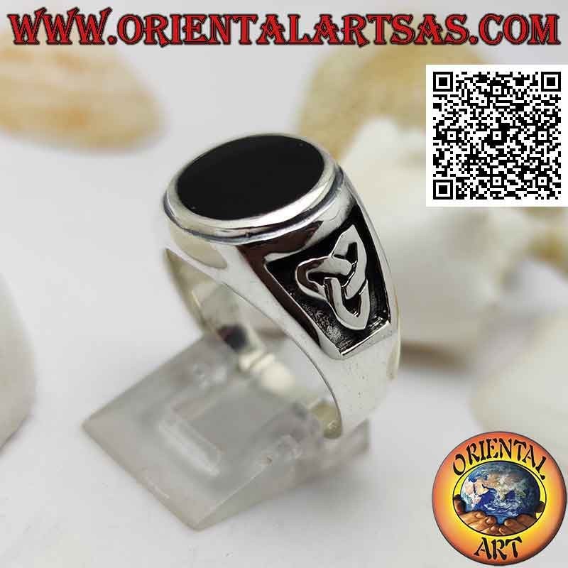Silberring mit rundem Onyx bündig mit erhabener Kante und Basrelief-Triquetra an den Seiten