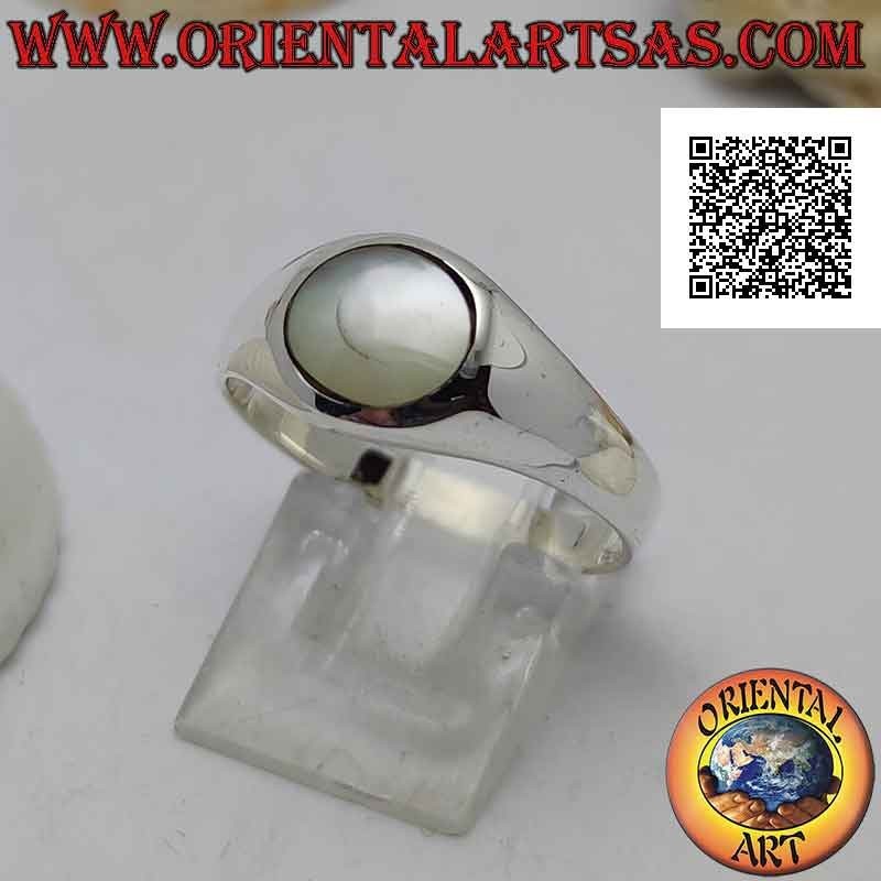 Anillo de plata lisa ligeramente redondeada con nácar redondo a ras de borbo 8 Ø