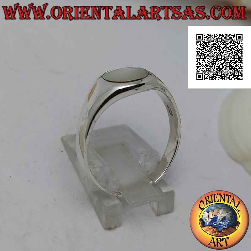 Anello in argento liscio leggermente bombato con madreperla tonda a filo borbo 8 Ø
