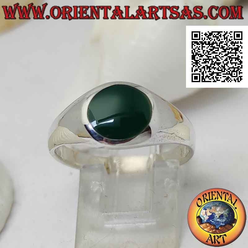 Bague en argent lisse légèrement arrondie avec agate verte ronde affleurante avec borbo 8 Ø