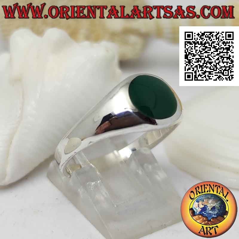 Bague en argent lisse légèrement arrondie avec agate verte ronde affleurante avec borbo 8 Ø