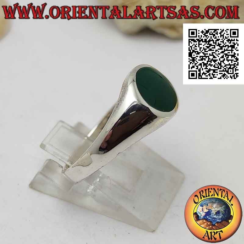 Anillo plateado liso ligeramente redondeado con ágata verde redonda a ras de borbo 8 Ø