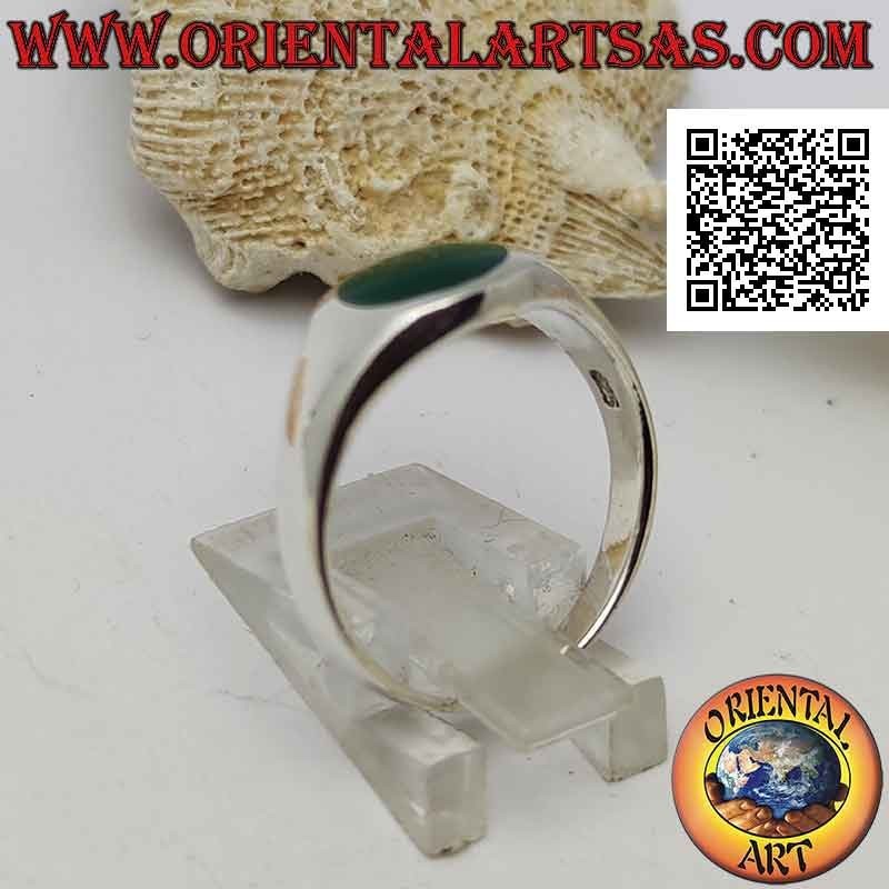 Slightly rounded smooth silver ring with round green agate flush with borbo 8 Ø
