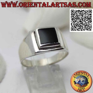 Anillo de plata lisa con ónix cuadrado engastado al ras con el borde de un cuadrado elevado