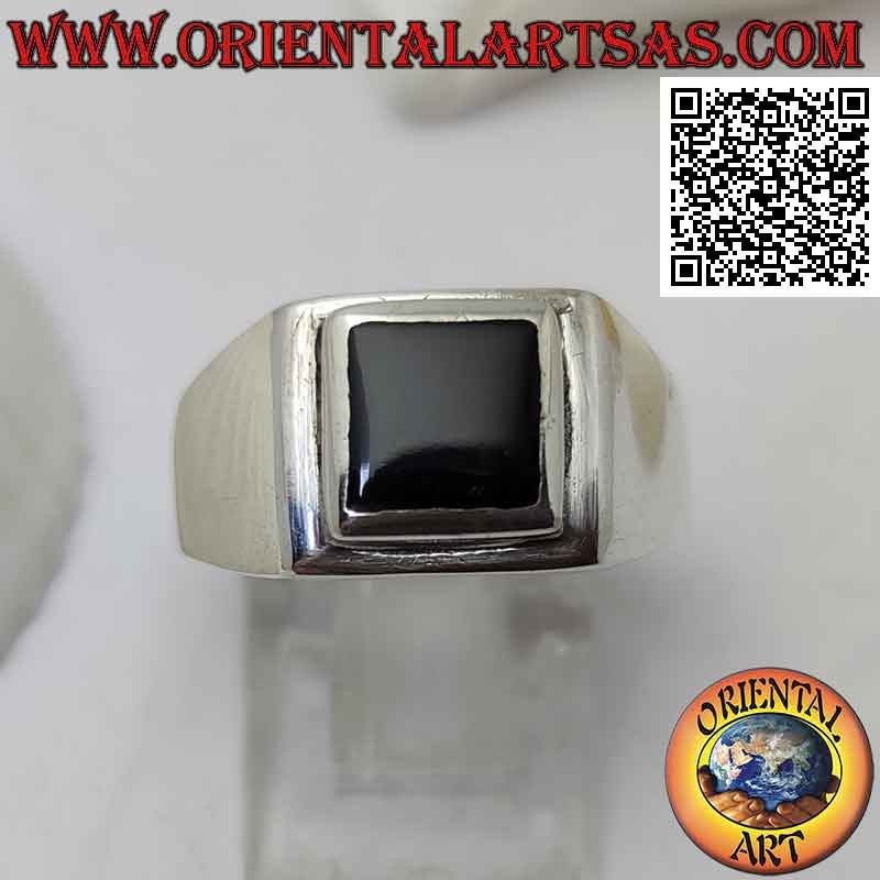 Anello in argento liscio con onice quadrata incastonata a filo bordo su un quadrato rialzato