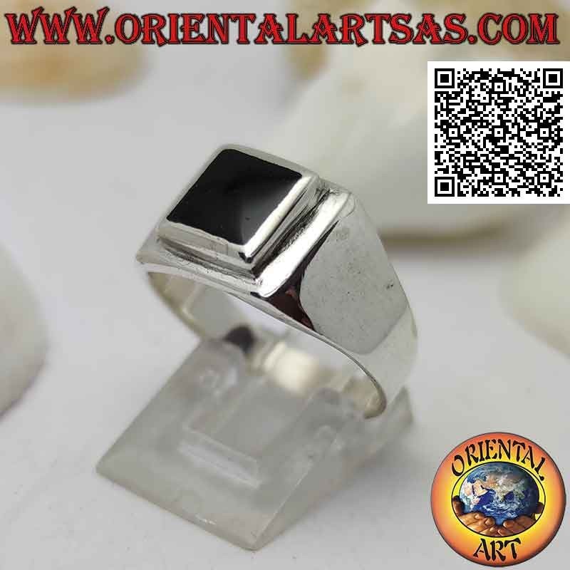 Anello in argento liscio con onice quadrata incastonata a filo bordo su un quadrato rialzato