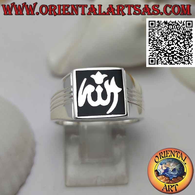 Silberring mit اَلله "Allah" Schrift auf einem quadratischen Onyxhintergrund und Linien an den Seiten eingraviert