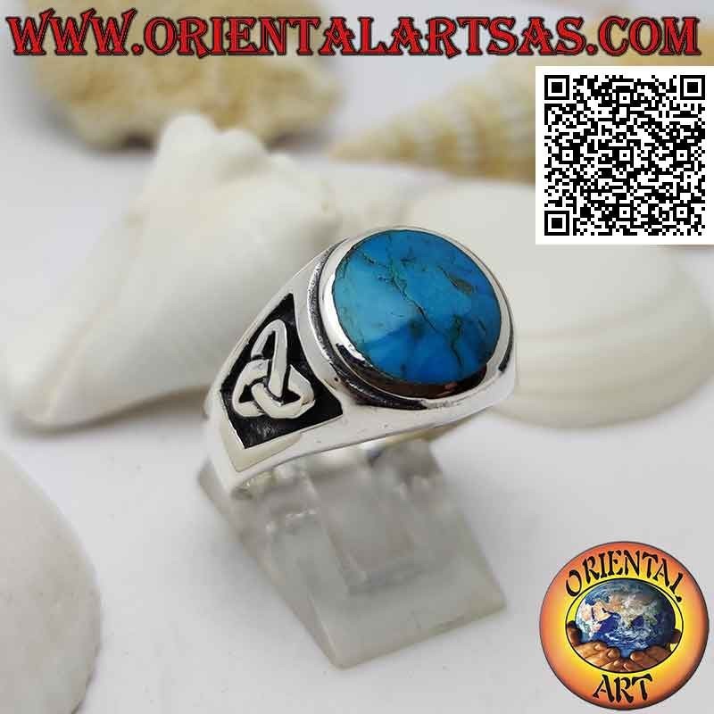 Anello in argento con turchese tondo a filo bordo rialzato e triquetra in bassorilievo sui lati
