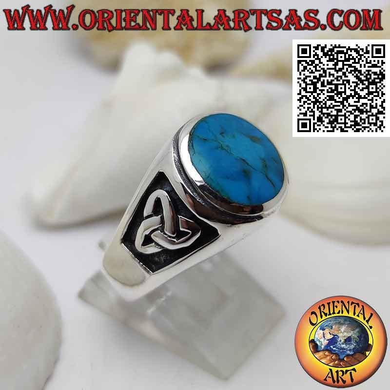 Bague en argent avec turquoise ronde affleurante avec bord relevé et triquetra en bas-relief sur les côtés