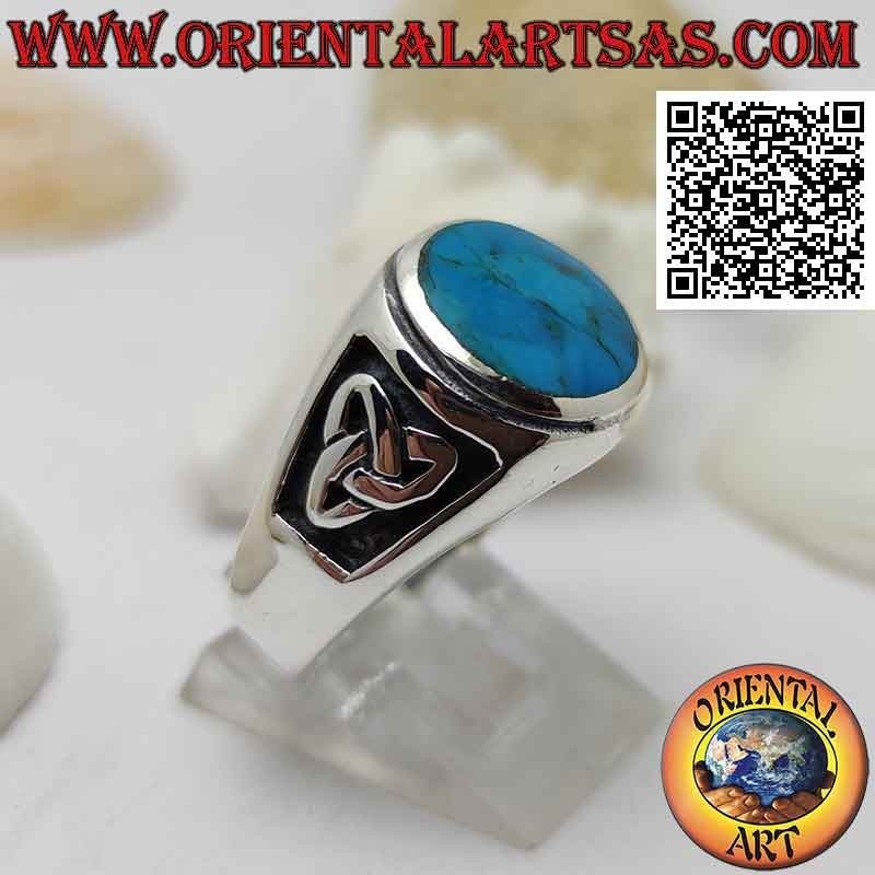 Silberring mit rundem Türkis bündig mit erhabener Kante und Basrelief-Triquetra an den Seiten