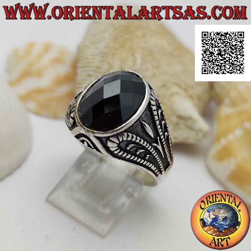 Bague en argent avec spinelle ovale facettée et décor grotesque oxydé bas-relief