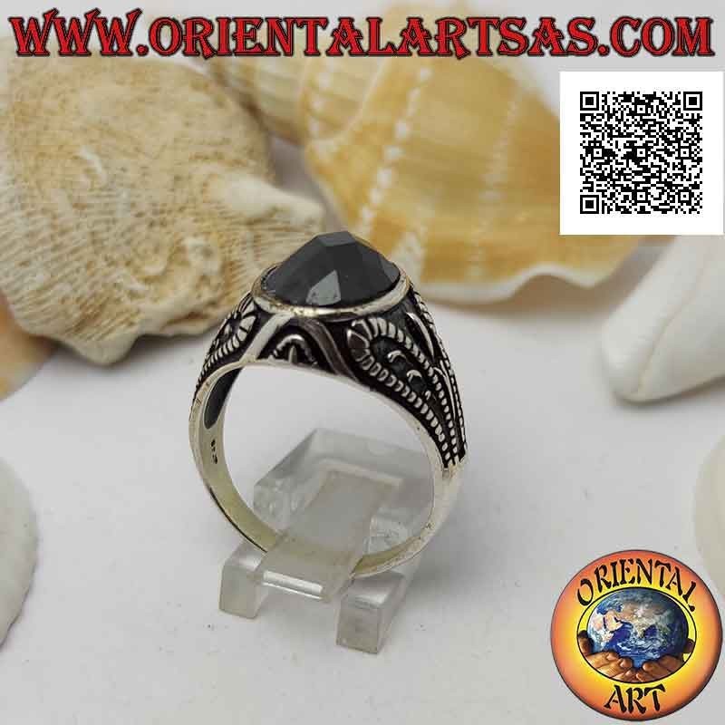 Anillo de plata con espinela ovalada facetada y decoración grotesca oxidado en bajorrelieve