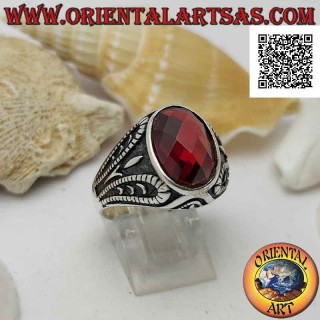 Silberring mit facettiertem ovalem Granat und oxidierter grotesker Reliefdekoration