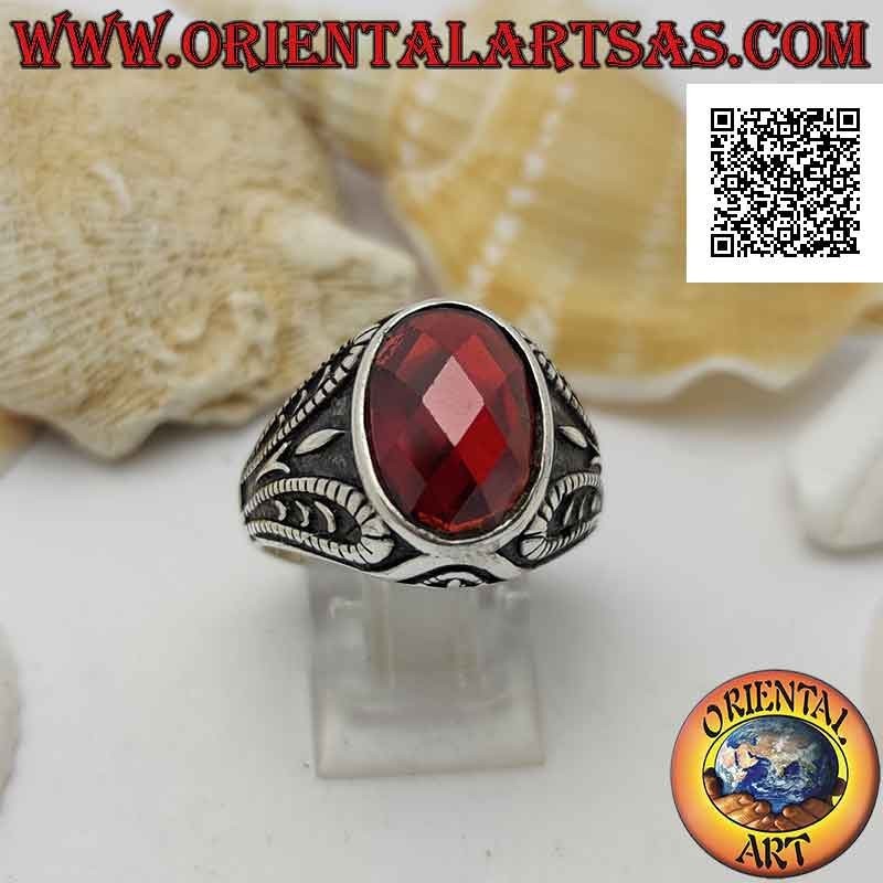 Anillo de plata con granate ovalado facetado y decoración grotesca oxidado en bajorrelieve
