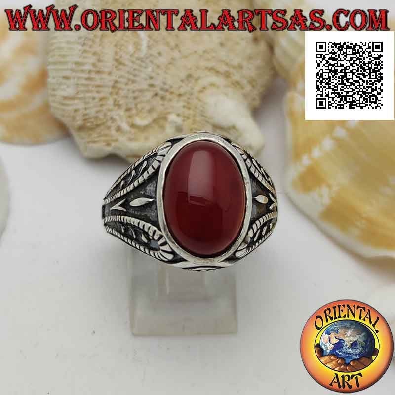 Bague en argent avec cornaline ovale facettée et décor grotesque oxydé bas-relief